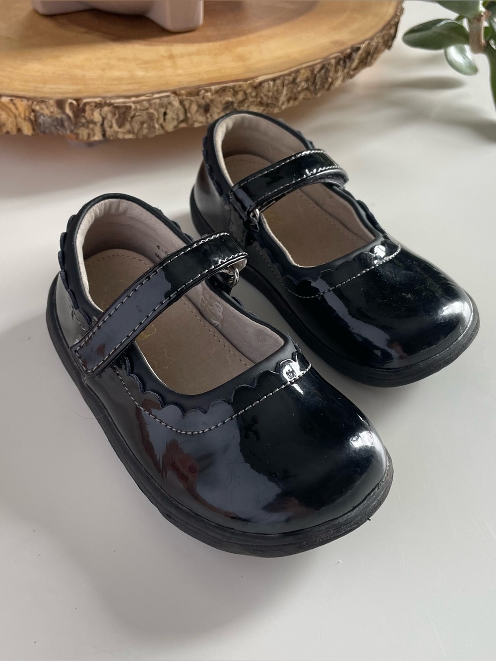 See Kai Run Black Scalloped Patent Leather Mary Jane’s | Size 9